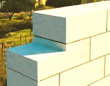 Какие правила работы с ячеистыми бетонными блоками необходимо знать?